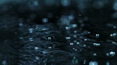 Çok sayıda Su Damlasının Süper Yavaş Çekimi. Yüzeye 1000fps hızla düşüyor ve sıçrıyor. 4K 'da Yüksek Hız Sinema Kamerası ile çekildi..