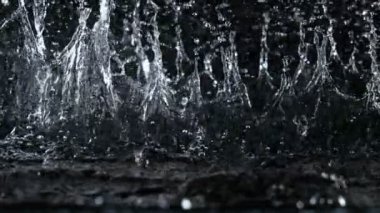 Linear Water Splash 'in Süper Yavaş Çekimi, Kara Arkaplan' da izole edilmiş. 4K 'de Yüksek Hız Sinema Kamerası ile çekildi..