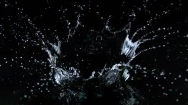Super Slow Motion shot of Water Crown Splash, Kara Arkaplan 'da izole edilmiş. 4K 'de Yüksek Hız Sinema Kamerası ile çekildi..