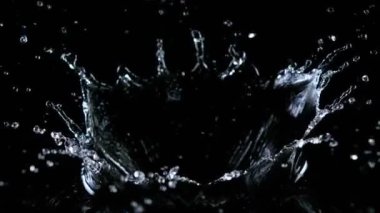 Super Slow Motion shot of Water Crown Splash, Kara Arkaplan 'da izole edilmiş. 4K 'de Yüksek Hız Sinema Kamerası ile çekildi..