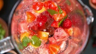 Süper Yavaş Çekim Blending Fruit Smoothie 1000 fps 'de. 4K 'da Yüksek Hız Sinema Kamerası ile çekildi..