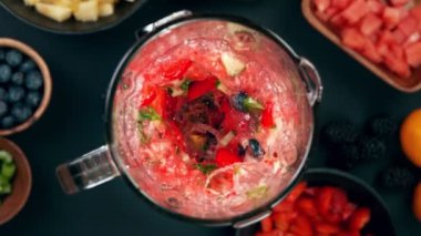 Süper Yavaş Çekim Blending Fruit Smoothie 1000 fps 'de. 4K 'da Yüksek Hız Sinema Kamerası ile çekildi..