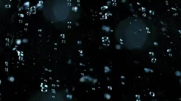 多くの水滴の超スローモーションショットが落下し 1000Fpsで表面に飛び散っています 4Kで高速シネマカメラで撮影 — ストック動画