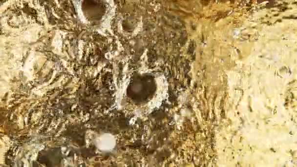 Супер Медленное Движение Большого Количества Воды Падающей Вращающейся Золотой Поверхности — стоковое видео