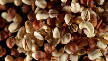 Süper Yavaş Hareket Kapanış Çekimi Uçan Çeşitli Fındıklara Karşı Siyah Kamera 'nın 1000fps' te izole edilmiş hali. Yüksek Hız Sinema Kamerası ile 4K çözünürlükte çekilmiştir.