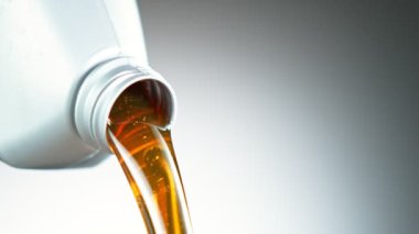 Plastik konteynırdan 1000 fp 'lik Süper Yavaş Çekim Petrol. Yüksek Hız Sinema Kamerası ile 4K çözünürlükte çekilmiştir.