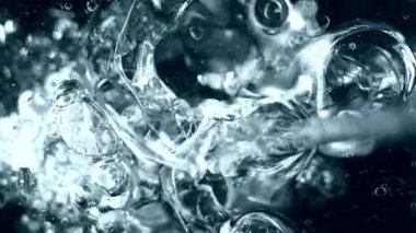 Süper Yavaş Hareketli Jel Sıvısı Kaynağı Siyah Arkaplan 'a 1000fps hızla akıyor. Yüksek Hız Sinema Kamerası ile 4K çözünürlükte çekilmiştir.