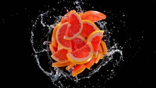Super Slow Motion Shot Van Ronddraaiende Ontplofte Grapefruitschijfjes Met Spetterend — Stockvideo