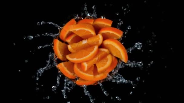 Super Wolnoobrotowy Strzał Obracających Się Plasterków Pomarańczy Rozpryskującą Się Wodą — Wideo stockowe