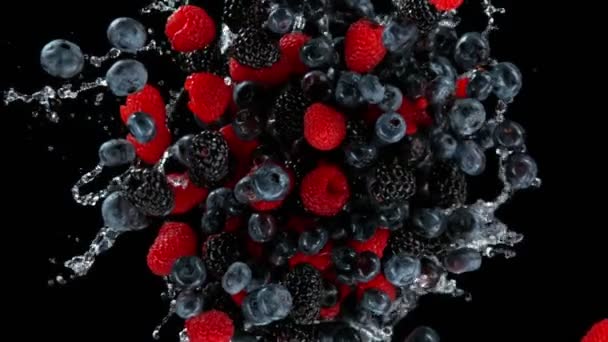 Super Cámara Lenta Rotación Frutas Bayas Explotadas Con Agua Salpicada — Vídeos de Stock