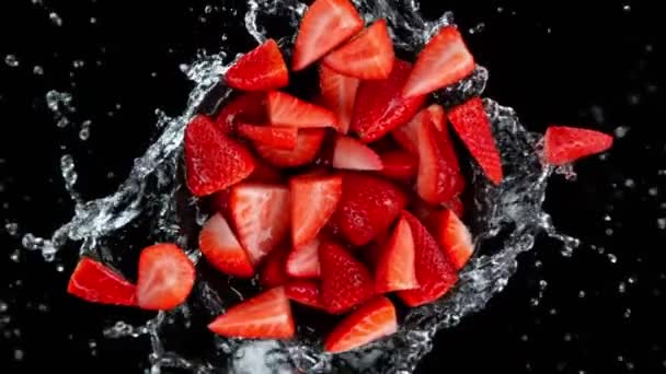 Super Cámara Lenta Rotación Explotó Fresas Frescas Con Agua Salpicada — Vídeos de Stock