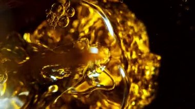 Süper Yavaş Yağ Çekimi, Kara Arkaplan 'da izole edildi. Yüksek Hız Sinema Kamerası ile 4K çözünürlükte çekilmiştir.