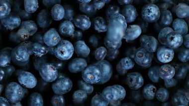 Uçuş ve Dönen Taze Yaban mersininin Süper Yavaş Çekimi, 300 fite ayarlandı. 4K 'da Yüksek Hız Sinema Kamerası ile çekildi..