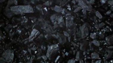 Siyah Arkaplanda Ezici Kömür 'ün Süper Yavaş Çekimi 1000 fps' de. 4K Çözünürlükte Yüksek Hız Sinema Kamerası ile Çekim.