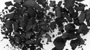 Süper Yavaş Hareketli Kömür Patlaması Çekimi 1000 fps hızla kameraya doğru. 4K Çözünürlükte Yüksek Hız Sinema Kamerası ile Çekim.