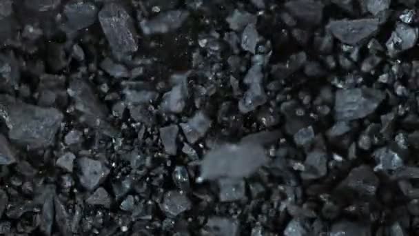 Super Pomalý Pohyb Shot Drcení Uhlí Černém Pozadí Při 1000 — Stock video