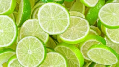 Uçan Taze Limon Dilimleri 'nin Süper Yavaş Çekimi. Kamera' ya doğru 180 metrede. 4K Çözünürlükte Yüksek Hız Sinema Kamerasında Çekim.