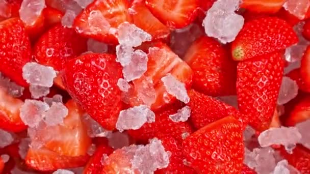 Super Slow Motion Shot Φρέσκιες Φράουλες Και Θρυμματισμένο Πάγο Που — Αρχείο Βίντεο