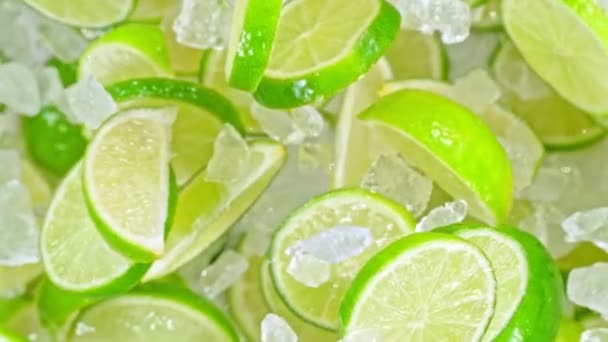 Super Slow Motion Shot Van Flying Fresh Lime Slices Verpletterd — Stockvideo