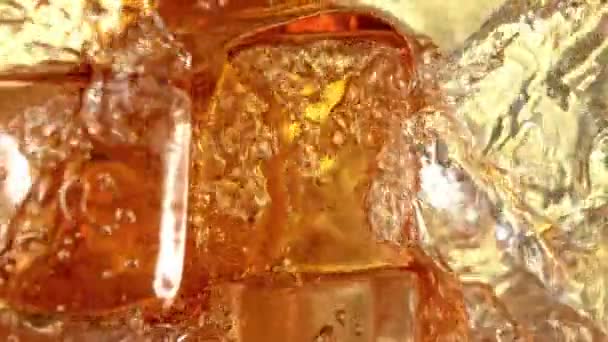 将可口可乐柠檬水倒入冰块中的超级慢动作细节镜头 1000 Fps 以4K高速电影摄影机拍摄 — 图库视频影像