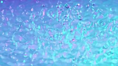 Süper Yavaş Çekim Soyut Sulama Neon Suyu 'nun 1000fps' te çekilmesi. 4K Çözünürlükte Yüksek Hız Sinema Kamerası ile Çekim.
