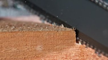 Süper Yavaş Hareket Detay Çekimi. 1000 fp hızda elektrikli testere ile kereste kesmek. Yüksek Hız Sinema Kamerası ile 4K çözünürlükte çekilmiştir.