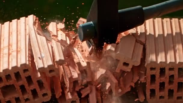 Super Slow Motion Shot Smashing Brick Med Sledgehammer 1000 Fps – stockvideo
