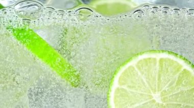 Limonata ve limon dilimleri ile buzlu limonata içerken 1000 fps 'de Süper Yavaş Çekim. 4K 'da Yüksek Hız Sinema Kamerası ile çekildi..