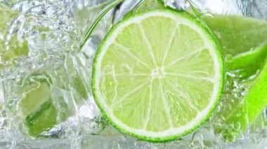 Limon dilimleri ve buz küpleri ile 1000 fps 'lik limonata bardağına süper yavaş çekim. 4K 'da Yüksek Hız Sinema Kamerası ile çekildi..
