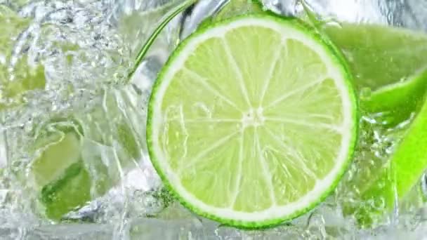 Super Slow Motion Shot Pouring Lemonade Glass Lime Slices Ice — Stock Video