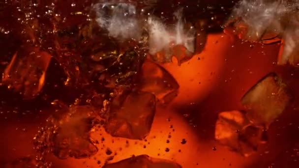 Super Slow Motion Shot Whirling Cola Ice Cubes 1000Fps Съемки — стоковое видео