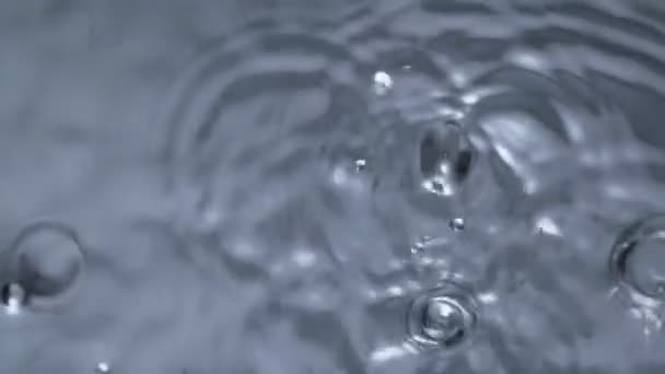 Super Slow Motion Top Skott Vattendroppar Faller Ner Vattenytan Vid — Stockvideo