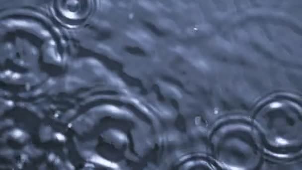 水滴以1000Fps的速度落入水面的超级慢速运动顶射 用4K解像度的高速电影摄影机拍摄 — 图库视频影像
