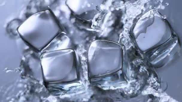 Super Slow Motion Shot Clear Water Splashing Ice Cubes 1000 — Wideo stockowe
