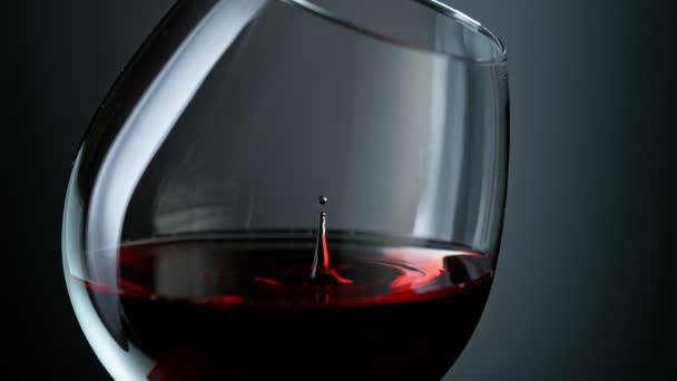 Super Slow Motion Shot Wine Drop Falling Red Wine Glass — 图库视频影像