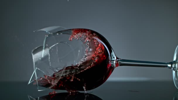 Breaking Glass Red Wine Grey Background 1000 Fps Natočeno Vysokorychlostní — Stock video