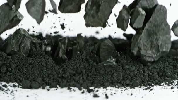 石炭の超スローモーションショットは 1000 Fpsで白い背景に黒い粉に落ちます 4K解像度で高速シネマカメラで撮影 — ストック動画