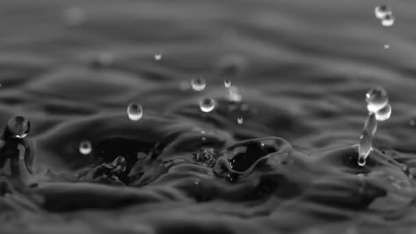 Super Slow Motion Shot Water Drops Falling Water Black Background — Vídeo de Stock