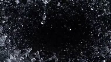 Su sıçratma arkaplanının çok yavaş çekim sahnesi. 4K Çözünürlükte Yüksek Hız Sinema Kamerası ile Çekim.