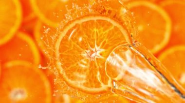 Dönen Tangerine Dilimi 'nden Süper Yavaş Su Sıçratma Çekimi. 4K 'de Yüksek Hız Sinema Kamerası ile çekildi..