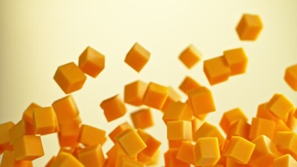 Super Slow Motion Shot Flying Cheddar Cheese Cubes Скорости 1000 — стоковое видео