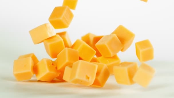 Super Slow Motion Shot Cheese Chunks Caída Sobre Fondo Blanco — Vídeo de stock