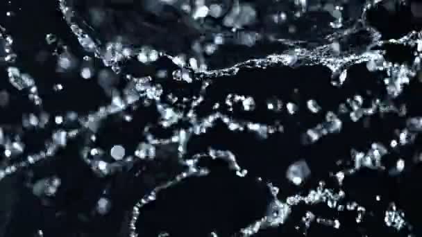 黒の背景に水が飛び散るの超スローモーションショット1000Fpsで 4K解像度で高速シネマカメラで撮影 — ストック動画