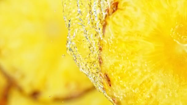 Super Slow Motion Shot Splashing Water Rotating Pineapple Slice Inglês — Vídeo de Stock
