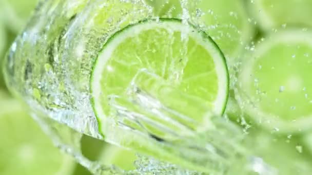 Super Slow Motion Shot Splashing Water Rotating Lime Slice 1000Fps — Vídeos de Stock