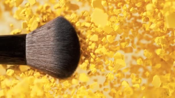 Super Slow Motion Shot Makeup Brush Yellow Powder Скоростью 1000 — стоковое видео