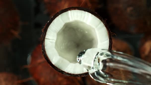 Super Pomalý Pohyb Záběr Stříkající Vody Kokosu Při 1000Fps Snímek — Stock video