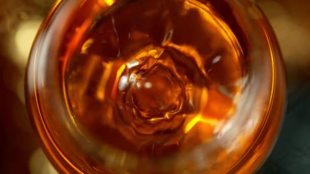 Super Slow Motion Detail Shot Drop Falling Glass Rum 1000Fps — Vídeo de stock