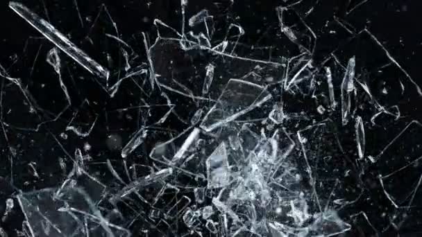 Super Slow Motion Shot Falling Shattering Glass Shards Aislado Negro — Vídeo de stock