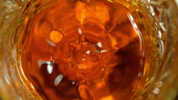 Super Slow Motion Detalle Shot Drop Caída Vidrio Con Whiskey — Vídeo de stock